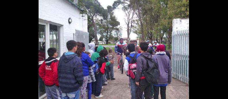 Los niños de los CDC, acompañados de funcionarios municipales, reciben a los ciclistas y entregan sus cartas en la Subsecretaría de Deporte.  (GOBIERNO DE PERGAMINO)