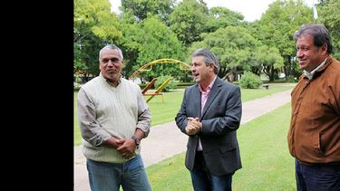 Claudio Santamaría, Javier Martínez y Aníbal Figueiras recorrieron ayer la localidad de Urquiza. (LA OPINION)