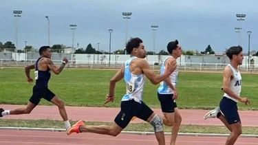 En plena acción, Alexis Chávez rumbo a la victoria en los 100 metros en Neuquén. En plena acción, Alexis Chávez rumbo a la victoria en los 100 metros en Neuquén.
