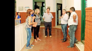 Más allá de las charlas del intendente con la gente, se habló sobre obras para el acceso a esta localidad. (LA OPINION) Más allá de las charlas del intendente con la gente, se habló sobre obras para el acceso a esta localidad. (LA OPINION)