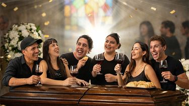 El público forma parte activa de Falso velorio, la propuesta teatral de humor negro creada por Maury Pitrelli. El público forma parte activa de Falso velorio, la propuesta teatral de humor negro creada por Maury Pitrelli.