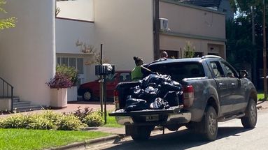 Laura Melchiori, integrante de la cooperativa Juntos a la Par, explicó el funcionamiento de la camioneta que utilizan los trabajadores para recolectar los residuos del barrido. Laura Melchiori, integrante de la cooperativa Juntos a la Par, explicó el funcionamiento de la camioneta que utilizan los trabajadores para recolectar los residuos del barrido.