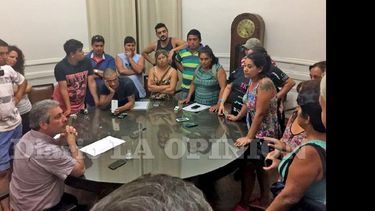 Pasadas las 22:00 comenzó la reunión entre el intendente, los funcionarios de su gabinete y los vecinos damnificados por la inundación. (LA OPINION)