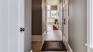 En 2026, la ornamentación de estas zonas de transición abraza una estética funcional y arquitectónica, donde el orden y el mobiliario inteligente son los verdaderos protagonistas. En 2026, la ornamentación de estas zonas de transición abraza una estética funcional y arquitectónica, donde el orden y el mobiliario inteligente son los verdaderos protagonistas.