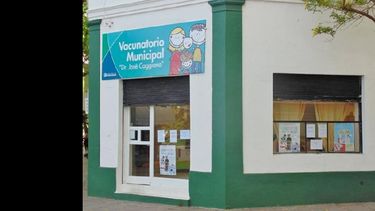 El vacunatorio céntrico es un espacio de consulta sobre los alcances de esta campaña. (LA OPINION)