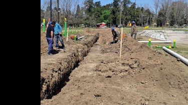 Ayer se trabajó en la extensión de la red de cloacas en uno de los sectores del Parque Municipal. (LA OPINION)