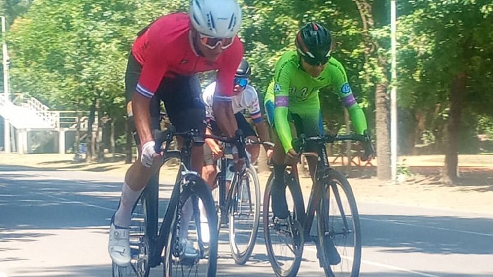 Juliano Almeida al frente durante la fecha final del Bonaerense en General Rodríguez.