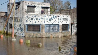 La zona ribereña de Quilmes quedó anegada por la crecida del Río de la Plata. (NA)
