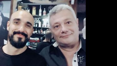 Jose Quiroga junto a clientes especiales como Abel Pintos. JOSE QUIROGA