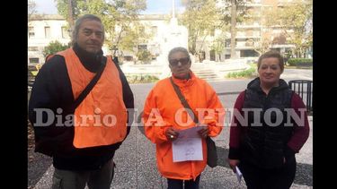 Los trabajadores encargados de entregar las boletas de estacionamiento no venden la misma cantidad que en meses pasados. (LA OPINION)