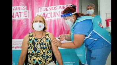 Desde el Gobierno aseguraron este martes que en julio comenzará la aplicación de dosis contra el coronavirus a grupos que no son de riesgo.