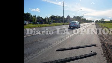 Se pavimentaron unos 500 metros de banquinas para facilitar el ingreso y egreso al barrio. (LA OPINION)