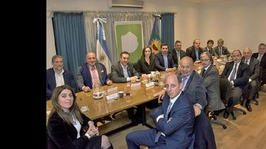 Guillermo Tamarit y Danya Tavela junto a rectores y la gobernadora bonaerense. (UNNOBA)
