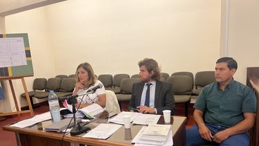 Hugo Mozo Gorvalán junto a los abogados de la Defensoría Oficial, Laura Vignaroli y Nicolás Cura. Hugo Mozo Gorvalán junto a los abogados de la Defensoría Oficial, Laura Vignaroli y Nicolás Cura.