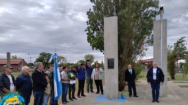 La segunda parte del acto será en el Monumento a los Caídos donde se rendirá homenaje a Silva y a Patrone. La segunda parte del acto será en el Monumento a los Caídos donde se rendirá homenaje a Silva y a Patrone.