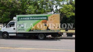Los Camiones para Todos se instalan en lugares estratégicos de nuestra ciudad y comercializan productos, comestibles, entre ellos, lácteos y pescados. (LA OPINION)