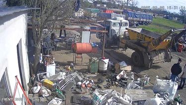 De milagro no fue una tragedia por la violencia del impacto de la cadena de hierro contra la cabeza del hombre que estaba de gorra oscura esperando que terminara de descargar el volquete. De milagro no fue una tragedia por la violencia del impacto de la cadena de hierro contra la cabeza del hombre que estaba de gorra oscura esperando que terminara de descargar el volquete.