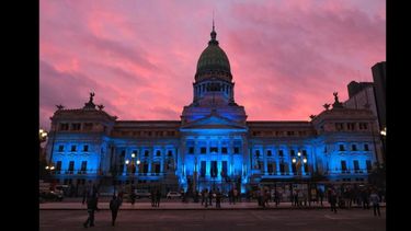 Azul es el color elegido por la Federación Mundial de Sordos para iluminar edificios emblemáticos de todo el mundo. Azul es el color elegido por la Federación Mundial de Sordos para iluminar edificios emblemáticos de todo el mundo.