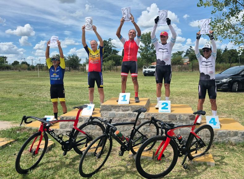 El pergaminense Jorge Gallo en el lugar más alto del podio en la categoría Máster D. El pergaminense Jorge Gallo en el lugar más alto del podio en la categoría Máster D.