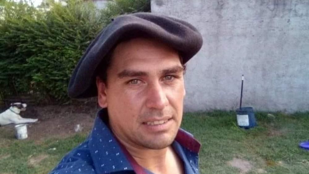 La desaparición del empleado rural Juan Woldryk, del que nada se sabe desde hace poco más de cuatro años, dejó al descubierto una realidad preocupante: numerosos delitos son perpetrados desde las cárceles. El hombre había sido visto por última vez en su lugar de trabajo en un campo de Bolívar el 30 de marzo de 2022. Su desaparición reveló una oscura trama de amenazas y sextorsión urdidas desde la cárcel de San Nicolás. La desaparición del empleado rural Juan Woldryk, del que nada se sabe desde hace poco más de cuatro años, dejó al descubierto una realidad preocupante: numerosos delitos son perpetrados desde las cárceles. El hombre había sido visto por última vez en su lugar de trabajo en un campo de Bolívar el 30 de marzo de 2022. Su desaparición reveló una oscura trama de amenazas y sextorsión urdidas desde la cárcel de San Nicolás.