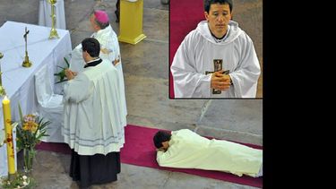 En el estadio cubierto del Club Defensores de Ramallo se desarrolló la ceremonia de ordenación sacerdotal. (OBISPADO DE SAN NICOLAS)
