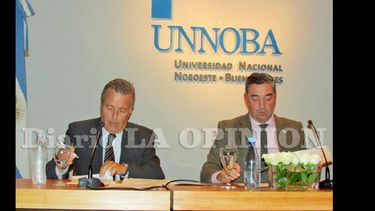 José Rodríguez Silveira y Guillermo Tamarit durante la firma del convenio en la Unnoba. (LA OPINION)
