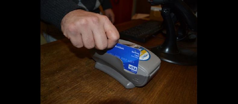 A partir de abril el máximo que podrán cobrar de aranceles a los comercios es del 2,5  por ciento con crédito y 1,2 por ciento con débito.  (ARCHIVO LA OPINION)