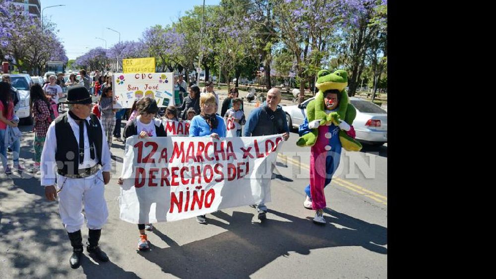 La marcha se extendió por la Avenida de Mayo, ayer en horas de la mañana. (LA OPINION)