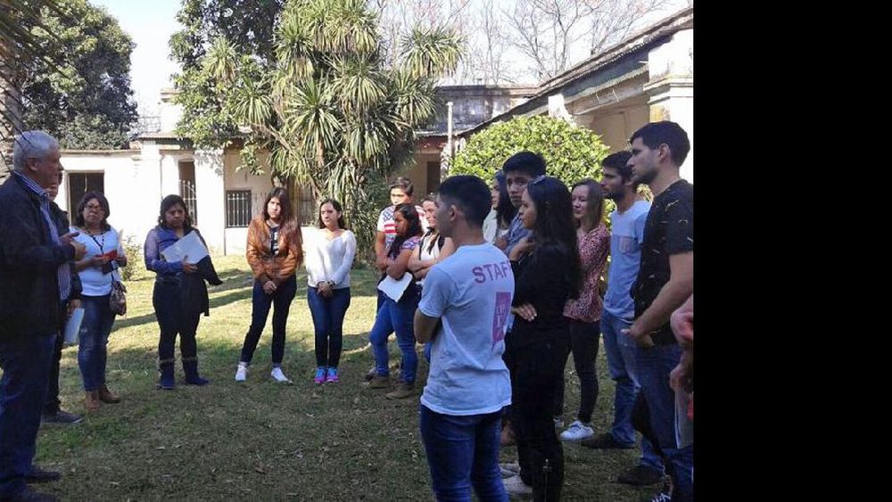 Los estudiantes visitaron la casa de Don Arturo Illia y escucharon con atención las palabras de Guillermo Illia. (LA OPINION)