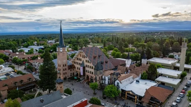 Villa General Belgrano, este imponente pueblo cordobés, se asemeja a una aldea alpina que respeta un estilo arquitectónico centroeuropeo, y que puede observarse al caminar por sus calles. Villa General Belgrano, este imponente pueblo cordobés, se asemeja a una aldea alpina que respeta un estilo arquitectónico centroeuropeo, y que puede observarse al caminar por sus calles.