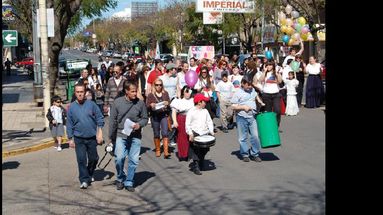 Mario Batalla, encabezando una de las tantas marchas por los niños. (ARCHIVO LA OPINION)