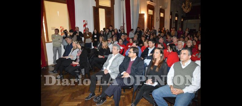 Ante un nutrido público, los referentes del Taller Protegido, brindaron detalles de la recolección diferenciada de botellas de plástico. (LA OPINION)