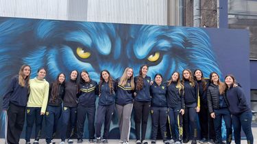 El plantel del Lobo antes de partir rumbo a Chapadmalal en el frente de la sede mens sana.