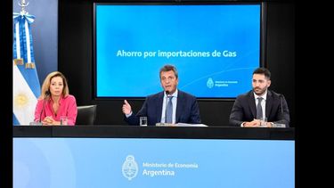 El ministro de Economía Sergio Massa, junto a la Secretaria de Energía de la Nación, Flavia Royón, y el presidente de Enarsa, Agustín Gerez. El ministro de Economía Sergio Massa, junto a la Secretaria de Energía de la Nación, Flavia Royón, y el presidente de Enarsa, Agustín Gerez.