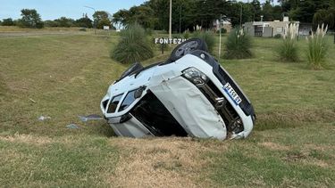 El auto Renault Duster conducido por la docente volcó a la altura de Fontezuela. El auto Renault Duster conducido por la docente volcó a la altura de Fontezuela.