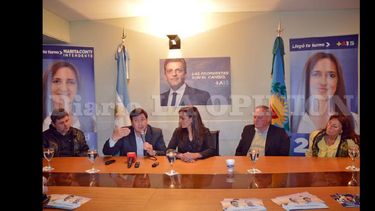 Daniel Arroyo fue recibido por Marita Conti y los candidatos a concejales de la lista local del Frente Renovador. (LA OPINION)