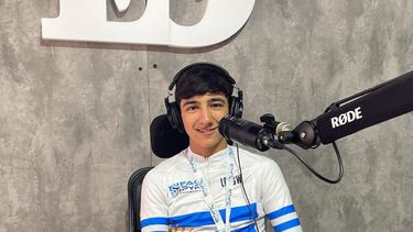 Juliano Almeida en La Opinión Play con la camiseta y la medalla de campeón argentino de ruta.