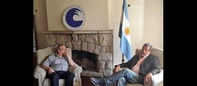 El ministro Jorge Elustondo (a la derecha) durante el encuentro que mantuvo con el rector Francisco Morea. (PRENSA MINISTERIO DE PRODUCCION DE LA PROVINCIA)
