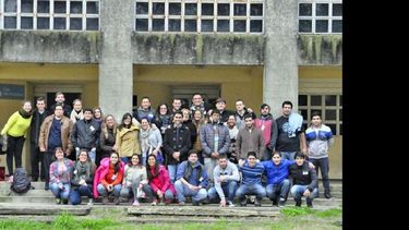 Numerosos jóvenes participaron del encuentro que culminó con la misa que presidió Héctor Cardelli. (OBISPADO DE SAN NICOLAS)