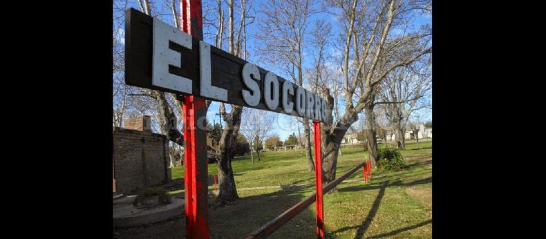 El característico arco de entrada destaca el ingreso al pueblo erigido donde el Partido casi se interna en la provincia de Santa Fe. (LA OPINION)