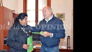 Margarita recibió de manos del secretario de Promoción Social, Rubén Fernández, un libro de Crescencia Pérez. (LA OPINION)