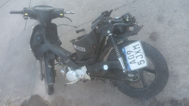 El sospechoso circulaba en una moto robada y tras el choque con un auto escapó de la escena del siniestro montado a otro rodado como acompañante de un cómplice. El sospechoso circulaba en una moto robada y tras el choque con un auto escapó de la escena del siniestro montado a otro rodado como acompañante de un cómplice.