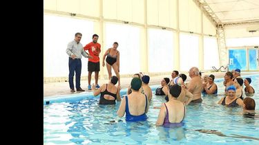 Las actividades en el natatorio comenzaron ayer con un organigrama para satisfacer la demanda de distintos sectores de la comunidad pergaminense. (LA OPINION)