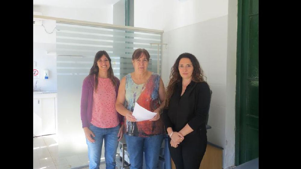 Virginia Marzano, Ana Briggiler y Anabel Sinchi, en el Banco de Plasma del Inevh. (LA OPINION)