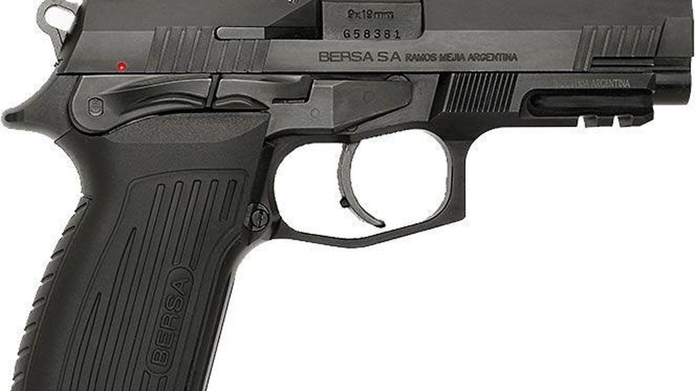 Además de los dólares recuperados, una pistola incautada en el allanamiento tenía pedido de secuestro porque había sido sustraída. Además de los dólares recuperados, una pistola incautada en el allanamiento tenía pedido de secuestro porque había sido sustraída.
