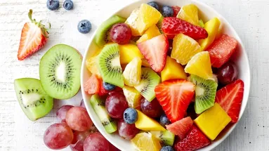 Estudios científicos respaldan que las frutas ricas en fibra y agua, como el kiwi, la palta y las ciruelas, aumentan la saciedad y ayudan a controlar el apetito.