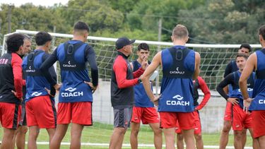 El sueño comienza en casa: Douglas debuta en el Federal A ante Gimnasia de Chivilcoy. El sueño comienza en casa: Douglas debuta en el Federal A ante Gimnasia de Chivilcoy.