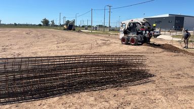 Tras la nivelación del terreno, comenzaron las excavaciones para el montaje de la nave de 2100 metros cuadrados. Tras la nivelación del terreno, comenzaron las excavaciones para el montaje de la nave de 2100 metros cuadrados.