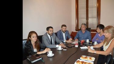 En su despacho, el jefe comunal y las autoridades de la ONG Grooming Argentina plasmó la firma del convenio de colaboración. (LA OPINION)