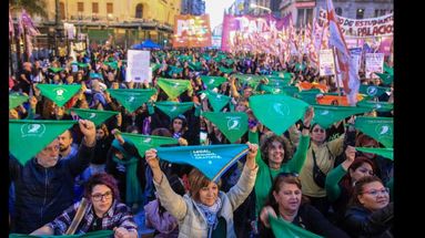 Foto de archivo del Pañuelazo durante el acto de culminación de la marcha unitaria de Plaza de Mayo al Congreso de organizaciones feministas por el derecho al aborto.